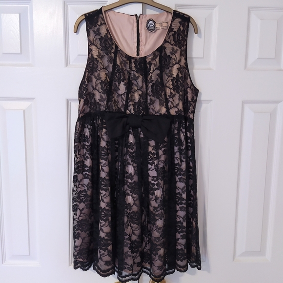 Black Lace Overlay Sleeveless Dress - Picture 1 of 7